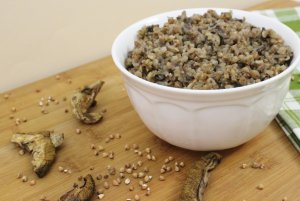Recept online: Pohankov� ka�e s bylinkami a �ampiony: N�zkokalorick� pokrm zdrav� v��ivy - bohat� ko�en�n� pohanka s mno�stv�m cibule, �ampion� a zelen� nat�